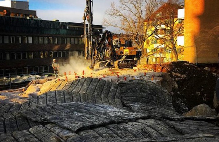 Sprängning av berg i tätbebyggt område.