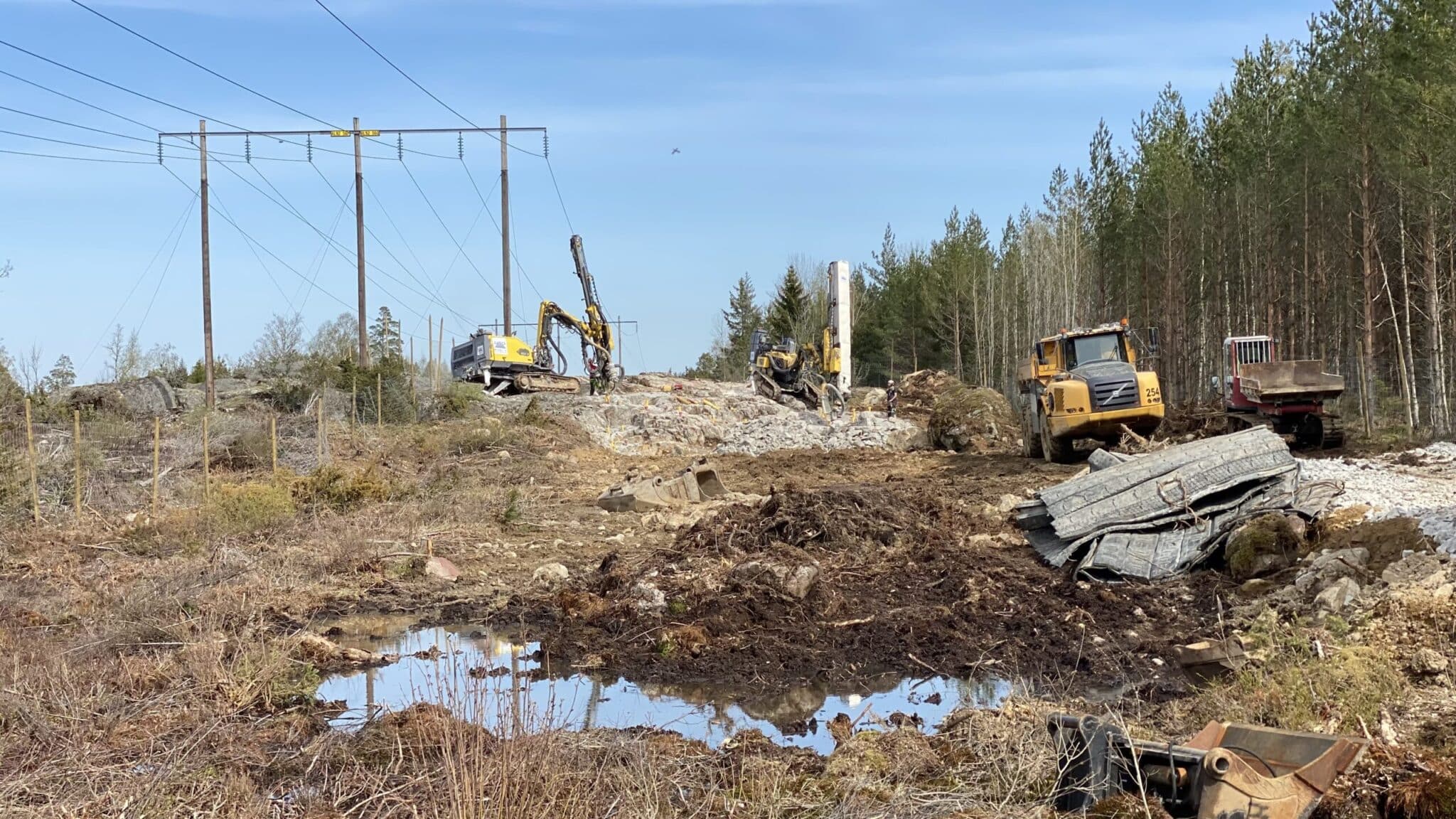 Borrning och sprängning för en ny väg mitt i skogen, i Almnäs.