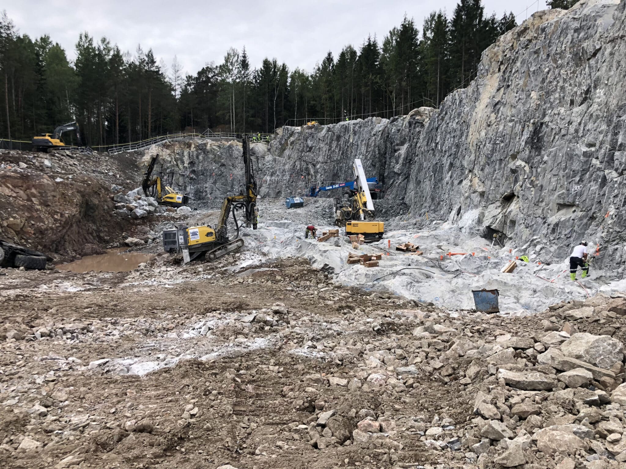 Pågående bergsprängning i anslutning till förbifarten utanför Ekerö