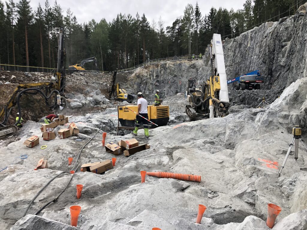 Arbetare i full gång med bergsprängning utanför Ekerö